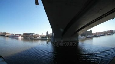 Modern köprünün Prag üzerinden vurulmak gibi aşağı bakış açısı baharda