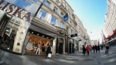 Vienna, Avusturya - 30 Mart 2017:Commercial güneşli bir günde Viyana, Avusturya için turistler için mağazaları ile sokak