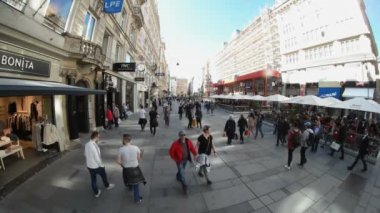 Vienna, Avusturya - 30 Mart 2017:Modern Viyana'da sokak yeni ve eski binalar ve yaz aylarında turist ile