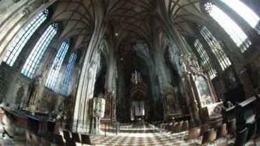 Vienna, Avusturya - 30 Mart, 2017:Christan Katolik Katedrali onun yüksek sütunlarla freskler, Viyana'da banklar