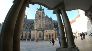 Prague, Çek Cumhuriyeti - 24 Mart, 2017:St.Vitus Katedrali vurdu ama bahar gösterişli bir şekilde bazı antik sütunlar
