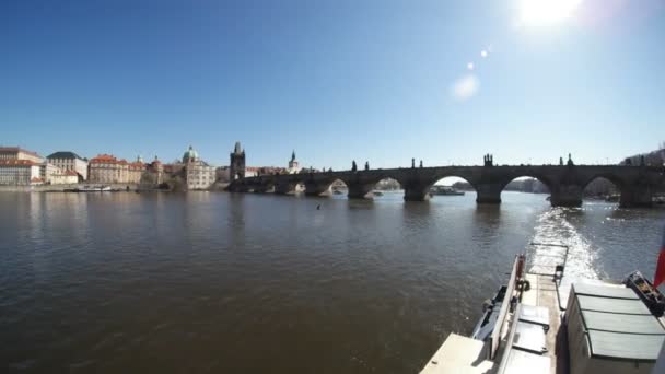 El puente Charles en Praga disparado desde una lancha a motor en el río Moldava en primavera — Vídeo de stock