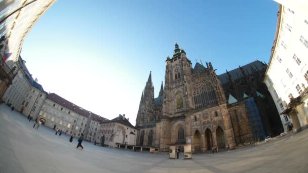 Praga, República Checa - 24 de marzo de 2017: Toma original de la Catedral de San Vito, un antiguo edificio gótico, en un día soleado — Vídeos de Stock