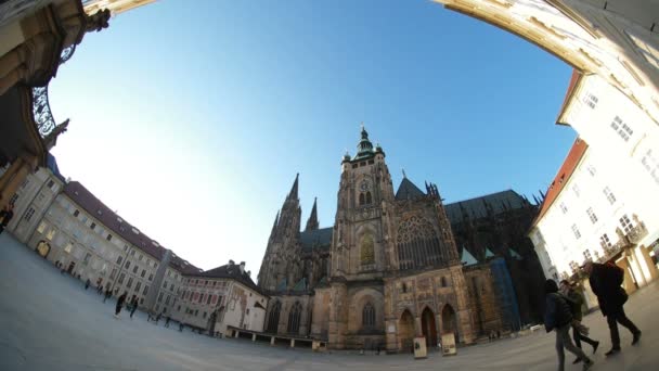 Praga, República Checa - 24 de marzo de 2017: Divertida toma de la Catedral de San Vito, un antiguo edificio gótico, en un día soleado — Vídeos de Stock