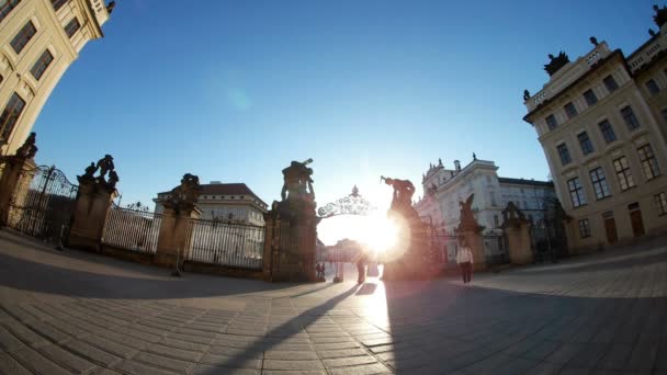 Prag, Tschechische Republik - 24. März 2017: Kathedralentore von St. Vitus mit kurvigem optischen Effekt an einem sonnigen Tag — Stockvideo