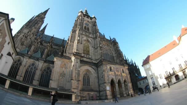 Praga, República Checa - 24 de marzo de 2017: Catedral de San Vito de Praga filmada de forma original con efecto óptico — Vídeos de Stock