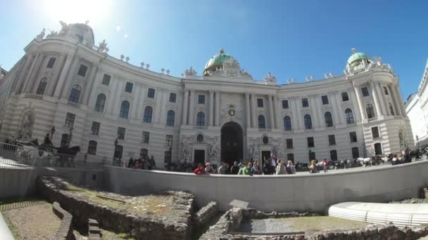 Viena, Áustria - 30 de março de 2017: Edifício histórico de vários andares em Viena, Áustria, com muitos turistas — Vídeo de Stock