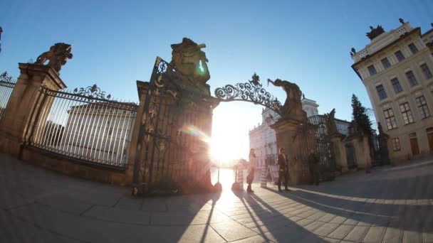 Praga, República Checa - 24 de março de 2017: Portões que levam à Catedral de São Vito em Praga com raios de sol cintilantes e pessoas — Vídeo de Stock