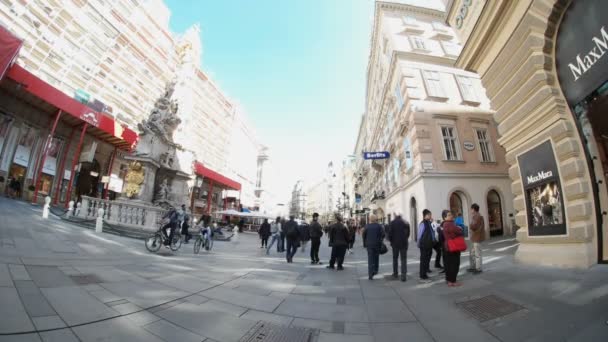 Vienna, Austria - 30 marzo 2017: Vecchia strada di Vienna con edifici storici e turisti che vanno avanti e indietro — Video Stock