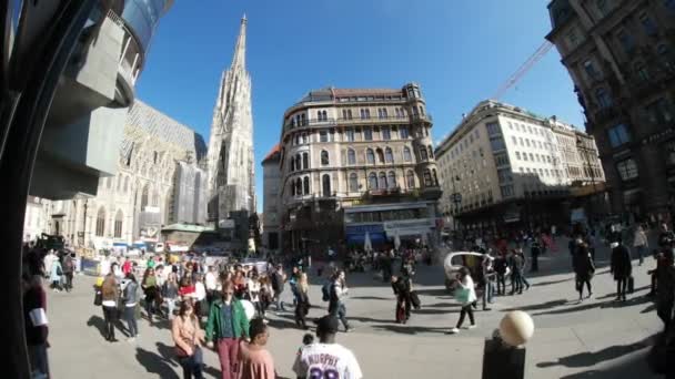 Viena, Austria - 30 de marzo de 2017: Plaza antigua de Viena, con sus edificios góticos, con efecto óptico curvo — Vídeos de Stock