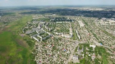 Multistoreyed binalar ve özel evler ile Kherson şehrin hava atış