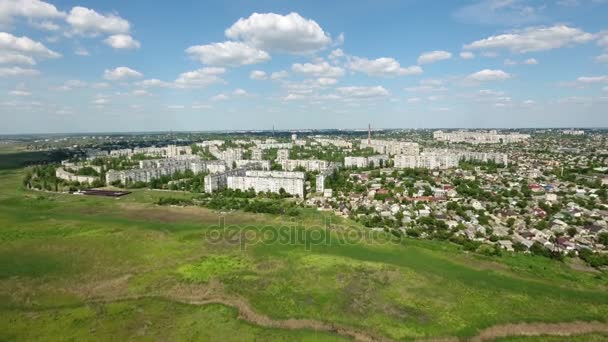 Zoom aereo nella periferia di Kherson con le sue case alte in estate — Video Stock