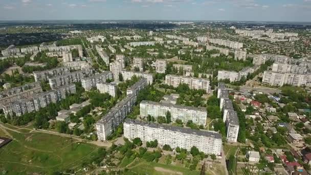 Аэросъемка восточноевропейского города в солнечный день поздней весной — стоковое видео