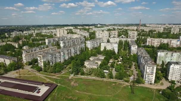 Foto aérea de Kherson con bonito paisaje urbano y paisaje nublado en un día soleado — Vídeos de Stock