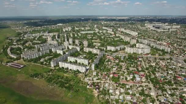 Légi nagyítás ki lövés Kherson város multistoreyed épületek és parkok — Stock videók