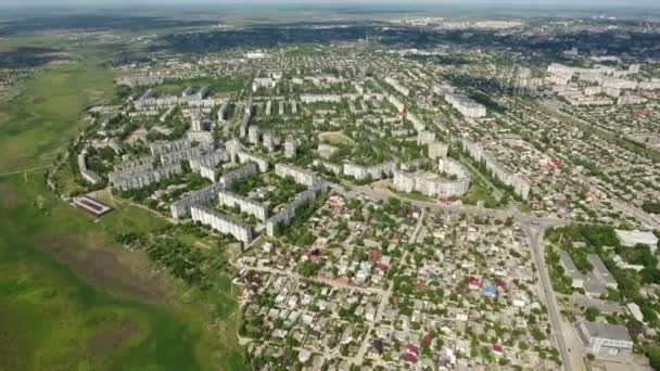 Cherson City wird an einem sonnigen Frühlingstag von einer hoch fliegenden Drohne abgeschossen — Stockvideo