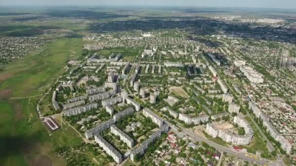 Lakótömbök és zöld parkok Kherson, Kelet-Európában a légi felvétel — Stock videók