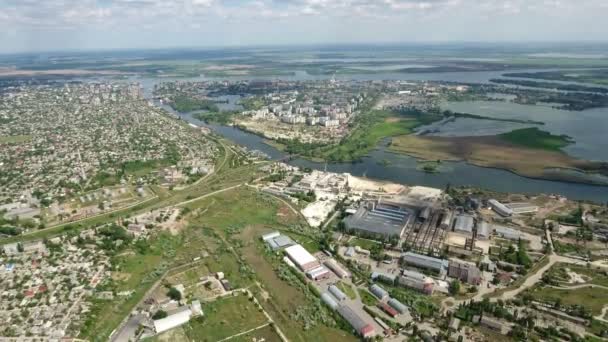 Foto aérea de las afueras de Kherson y la orilla del río Dnipro a finales de primavera — Vídeo de stock