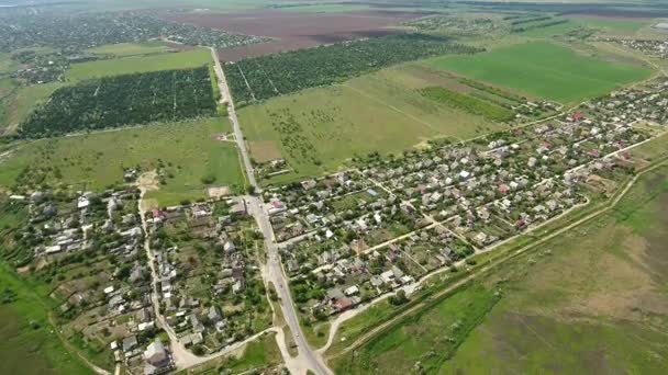 Foto aérea de un pueblo ucraniano en Europa del Este con su gran paisaje — Vídeos de Stock