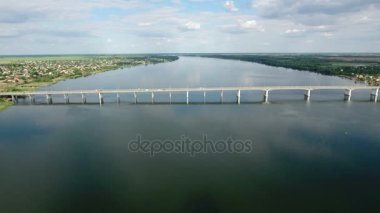 Kherson bölgedeki Dnipro nehir ve bir araba köprü yaz aylarında hava atış