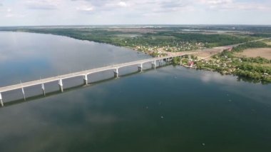 Hava atış için yaz aylarında uçan bir uçak ile bir otomobil köprünün