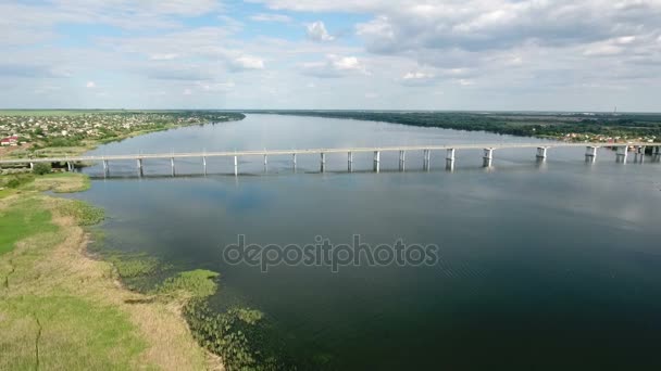 Luftaufnahme vom Ufer des Flusses Dnipro in Cherson und einer Autobrücke im Sommer — Stockvideo