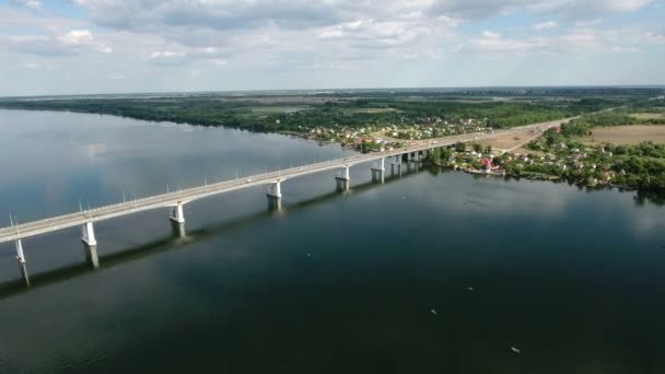 Luftaufnahme einer modernen Autobrücke in Cherson an einem sonnigen Sommertag — Stockvideo