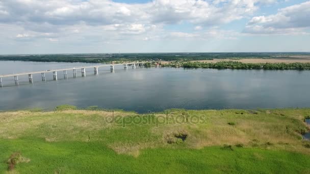 Luftaufnahme des Flussufers des Dnipro in der Region Cherson und einer modernen Autobrücke — Stockvideo