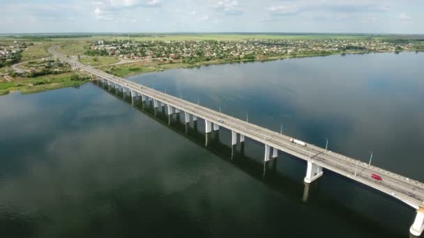 Luchtfoto van de brug van een moderne auto in Kherson in een zonnige dag in de zomer — Stockvideo