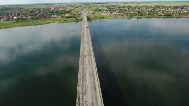 Luftaufnahme einer Automobilbrücke mit einer Drohne, die im Sommer darüber fliegt — Stockvideo