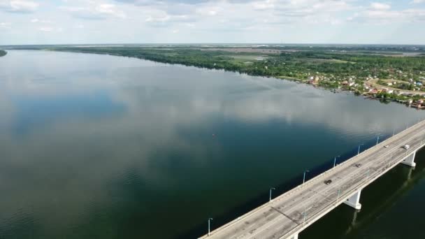 Foto aérea del río Dnipro y el moderno puente de automóviles en verano — Vídeos de Stock