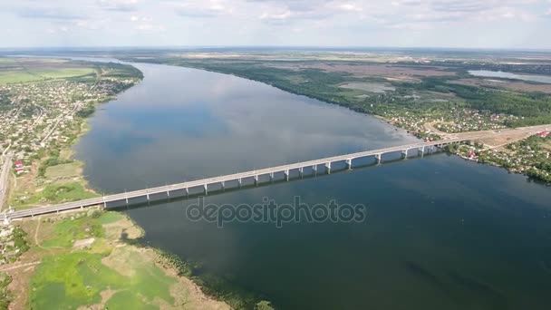 Letecký snímek březích Dněpru v regionu Cherson a moderní auto most — Stock video