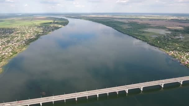 Letecký snímek auto mostu s drone flying Agru v slunečný den — Stock video