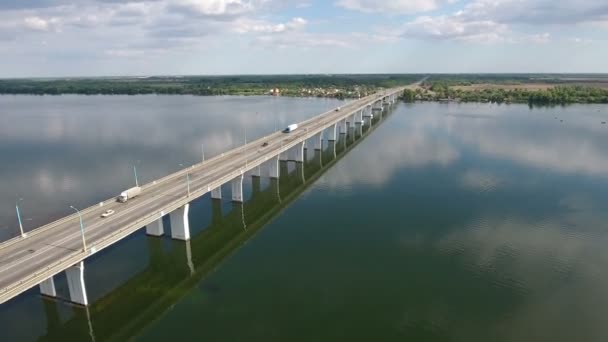 Luftaufnahme einer Autobrücke über dem Dnipro, an der eine Drohne vorbeifliegt — Stockvideo