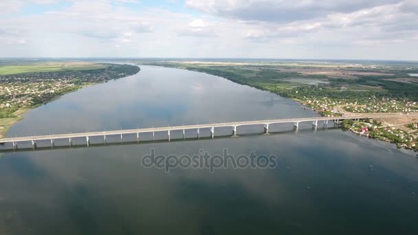 Tiro aéreo das margens do rio Dnipro em Kherson e uma ponte de carro no verão — Vídeo de Stock