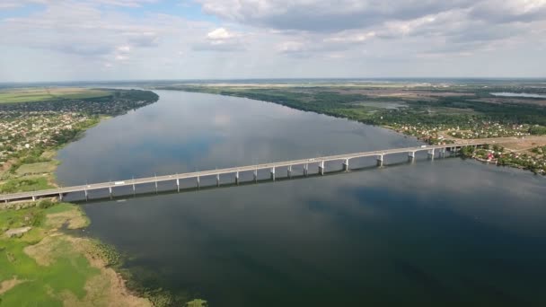 Luftaufnahme vom Ufer des Flusses Dnipro in Cherson und einer Autobrücke im Sommer — Stockvideo