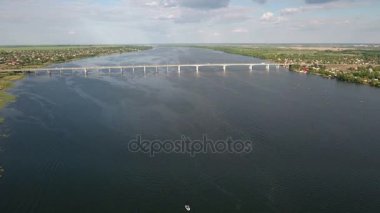 Hava güneşli bir gün Dnipro nehirde modern otomobil köprüden kadeh