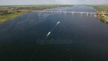 Yaz aylarında güneşli bir gün Dnipro nehirde bir otomobil köprüden inanılmaz hava atış.
