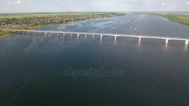 Güneşli bir günde Dnipro Nehri Ukrayna Hava atış bir arabanın köprü
