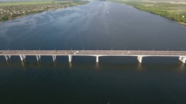 Yaz aylarında Ukrayna Dnipro Nehri üzerinde bir otomobil hava atış köprü