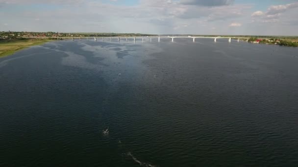 Letecký snímek automobilový most přes řeku Dněpr večer — Stock video