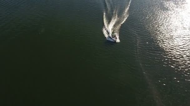 저녁에 Dnipro 강에 다시 터 닝 현대 motorboar의 공중 탄 — 비디오
