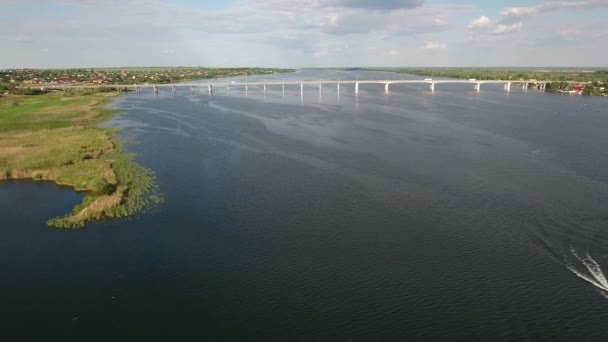 Foto udara dari jembatan mobil modern di atas sungai Dnipro di hari yang cerah — Stok Video