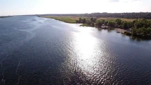 Luftaufnahme des Flusses Dnipro mit seinen schönen Ufern an einem sonnigen Tag — Stockvideo