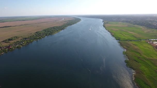 Повітряний постріл із її мальовничими берегами, в сонячний день, річки Дніпро — стокове відео