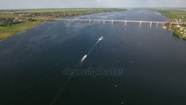 夏の晴れた日にドニエプル川に架かる自動車橋の素晴らしい空中ショット. — ストック動画