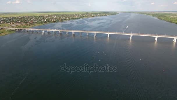 Güneşli bir günde Dnipro Nehri Ukrayna Hava atış bir arabanın köprü — Stok video