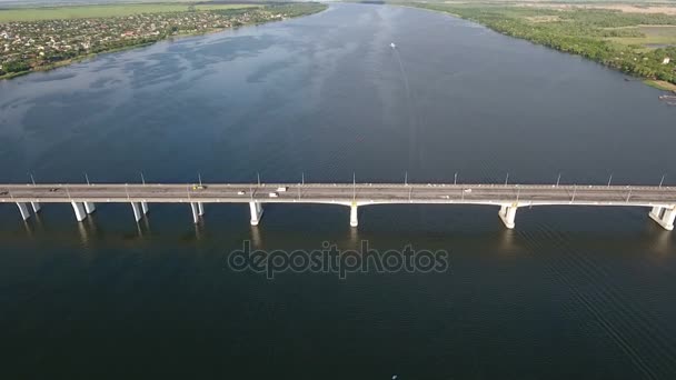 Foto aérea de un puente automovilístico sobre el río Dnipro en Ucrania en verano — Vídeo de stock