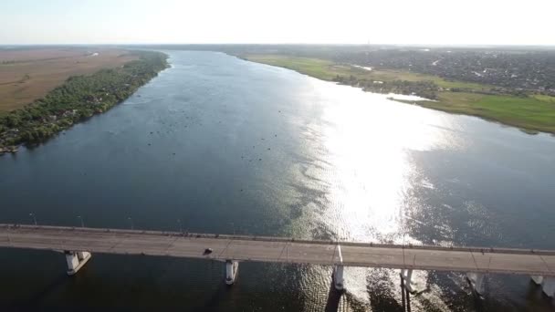 Vue aérienne d'un pont automobile au-dessus de la rivière Dnipro en été 