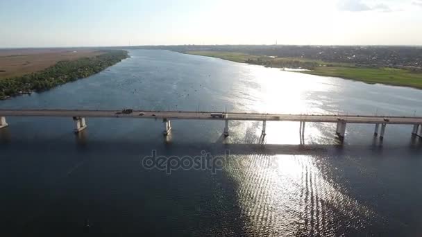 Κεραία βολή ενός αυτοκινήτου γέφυρα πάνω από τον ποταμό Dnipro σε μια ηλιόλουστη μέρα — Αρχείο Βίντεο